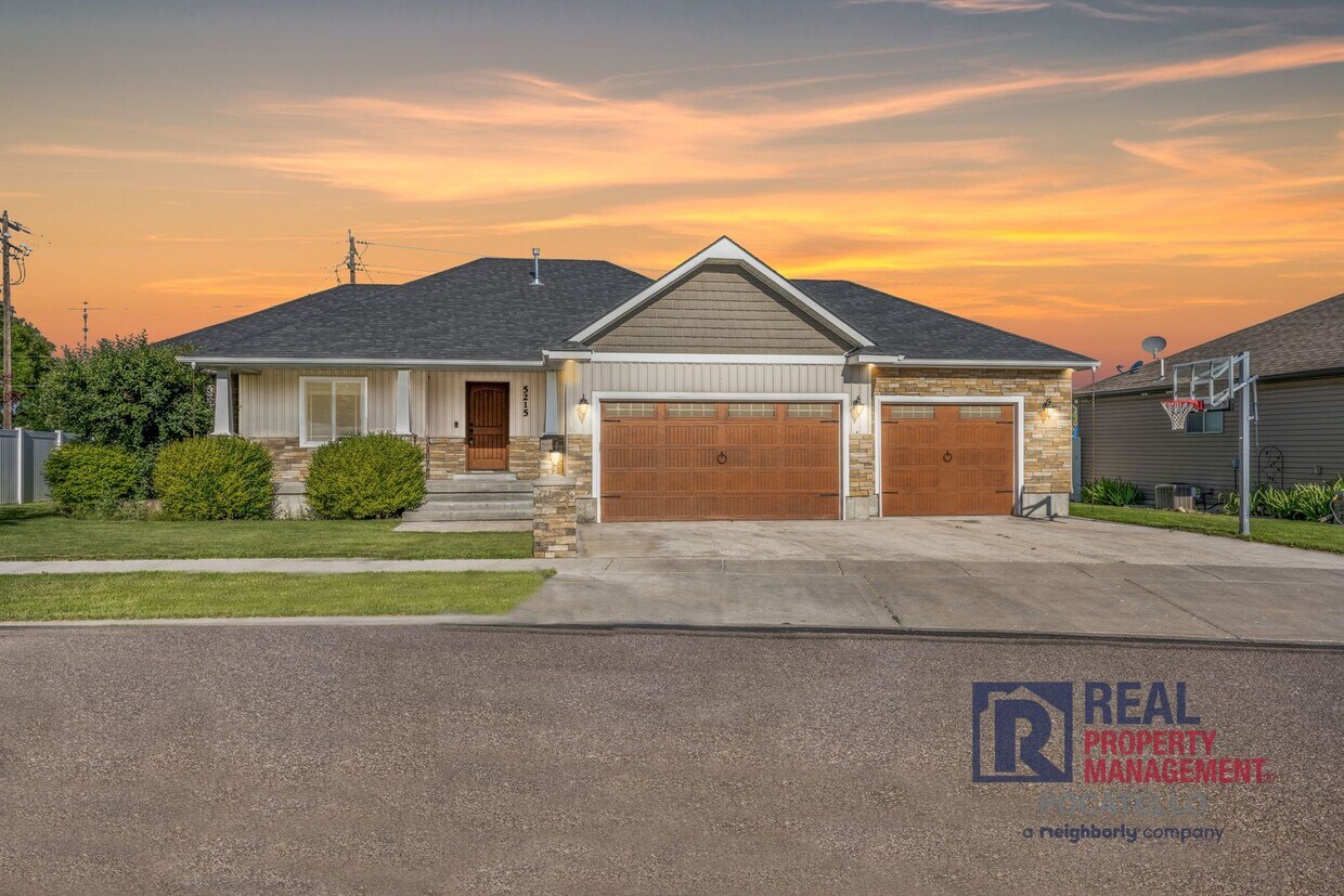 Primary Photo - Beautiful - Elegant - 5 Bedrooms - 3 Car -...