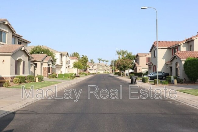 Building Photo - 1009 E Iris Dr