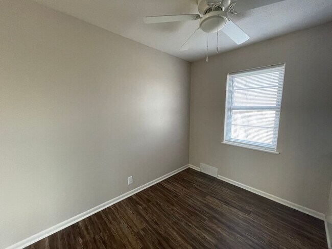 Building Photo - Nice Spacious Townhome