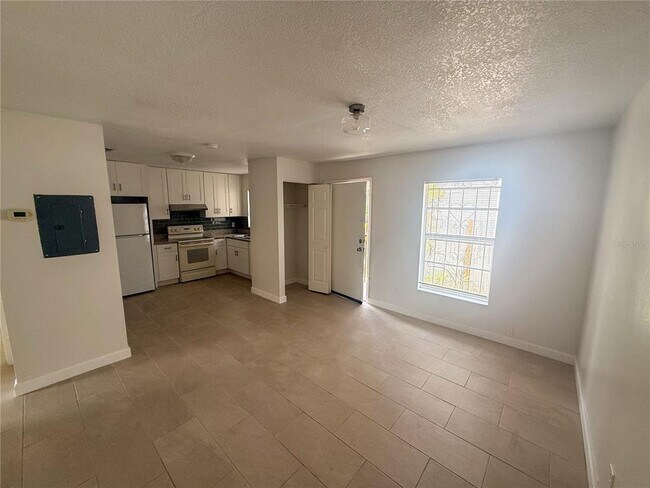 Foto del edificio - 7517 Lakeshore Dr