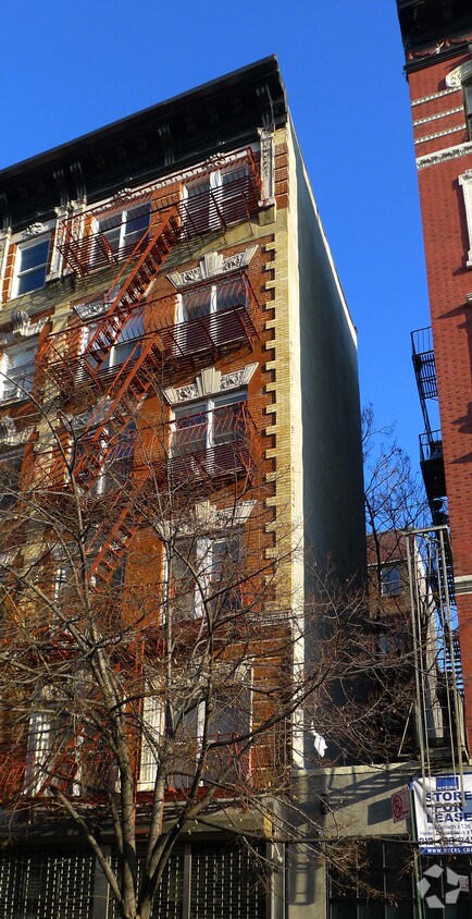 Building Photo - 437 E 12th St