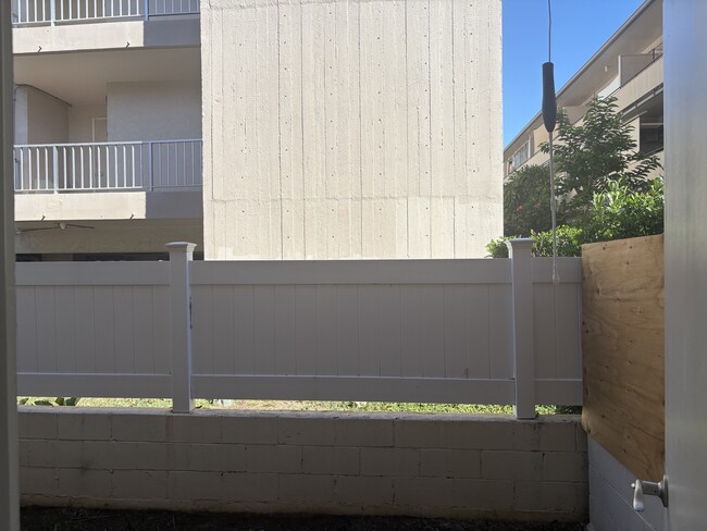 Building Photo - Hale Lusitana