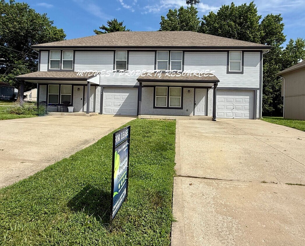 Foto principal - 2 Story Freshly Updated Duplex in Raytown