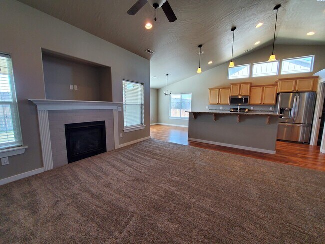 Building Photo - Single Story Three Bedrooms and Den