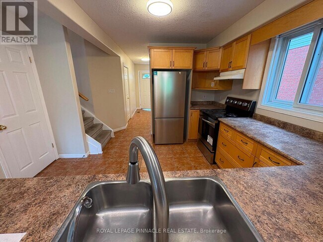 Building Photo - 60 Everglade Crescent