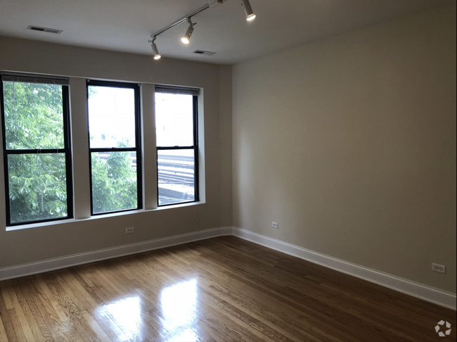 Building Photo - 1114 W Balmoral Ave