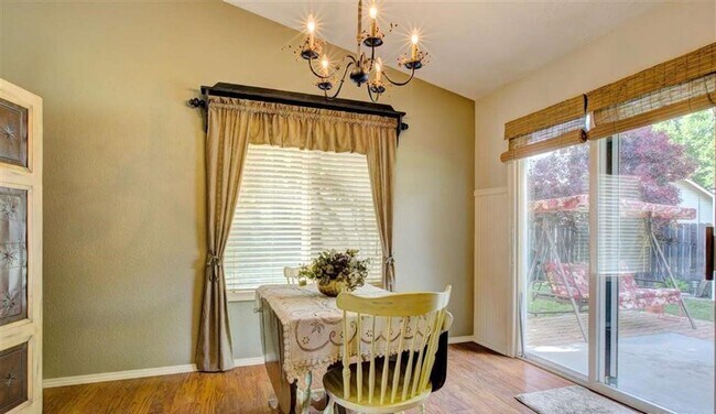 Foto del edificio - Charming 3-Bedroom Home with Park Like Set...