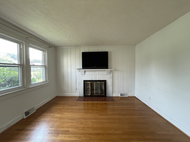 Building Photo - 105 Roberts Ave
