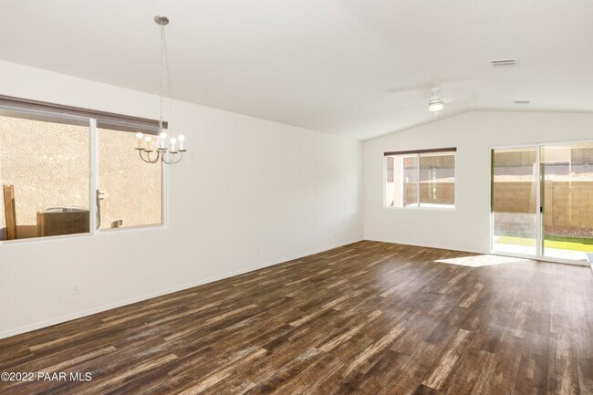 Foto del edificio - 1385 Warbler Wy