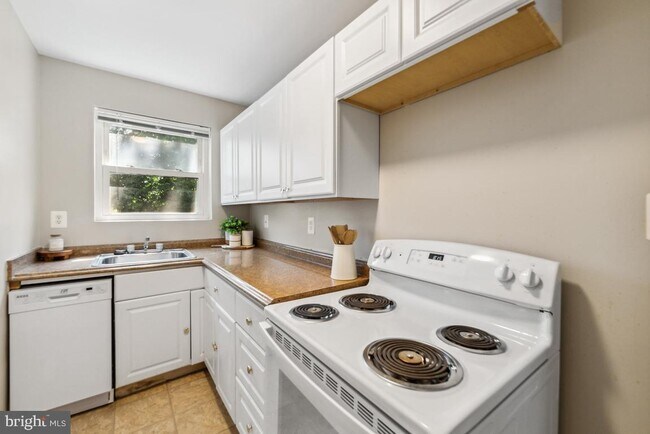Building Photo - 3045 Patrick Henry Dr