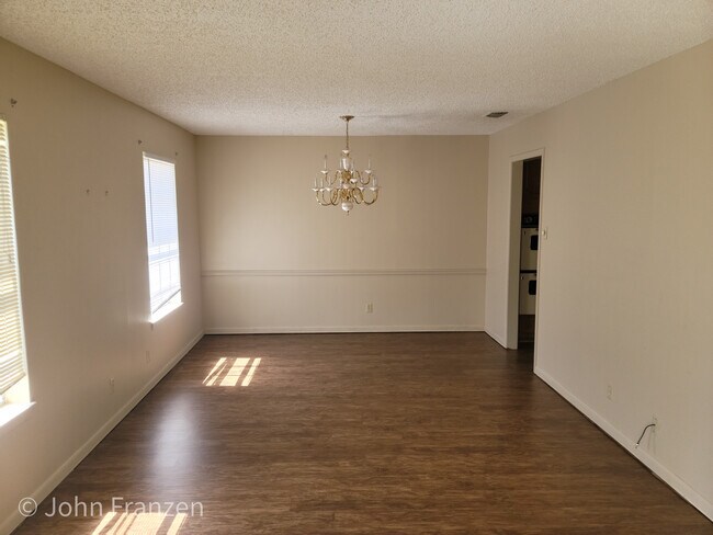 Building Photo - 403 W Heritage Dr
