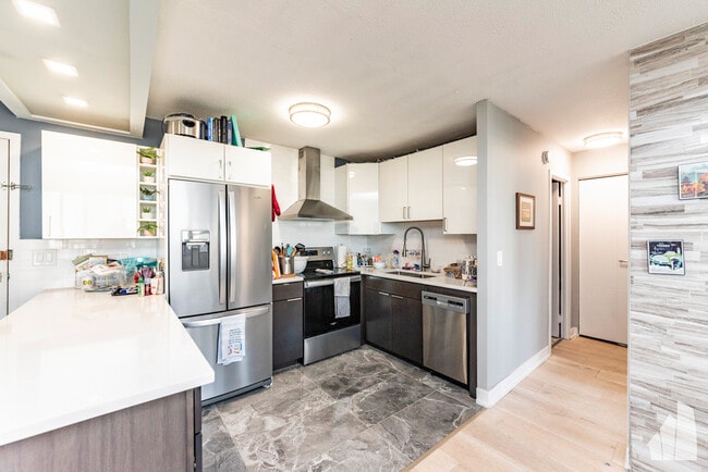 Foto del edificio - 2740 N Pine Grove Ave