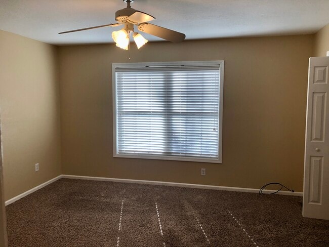 Master bedroom - 111 Heatherbrook Ct