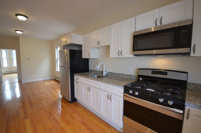 Building Photo - Beautiful 2 Bed 1 Bath Right in East Boston