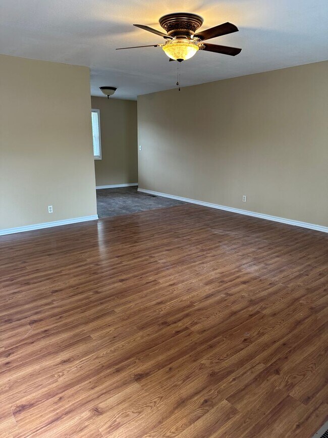 Building Photo - 3 Bedroom 2 bath In Carl Junction