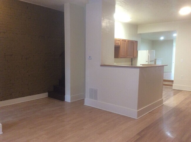 Foto del edificio - Renovated and Spacious 4 Bedroom 1.5 Bath ...
