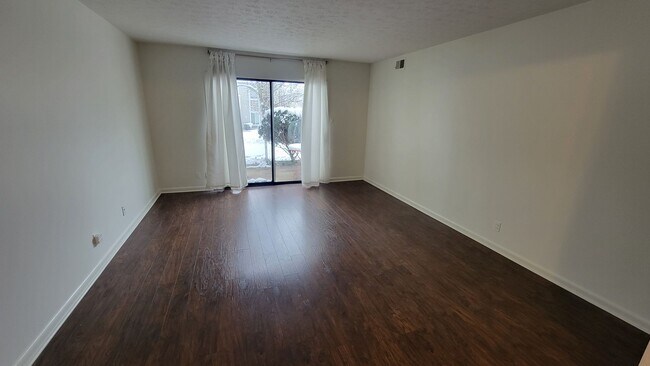 Foto del edificio - Clean Two Bedroom Condo For Rent