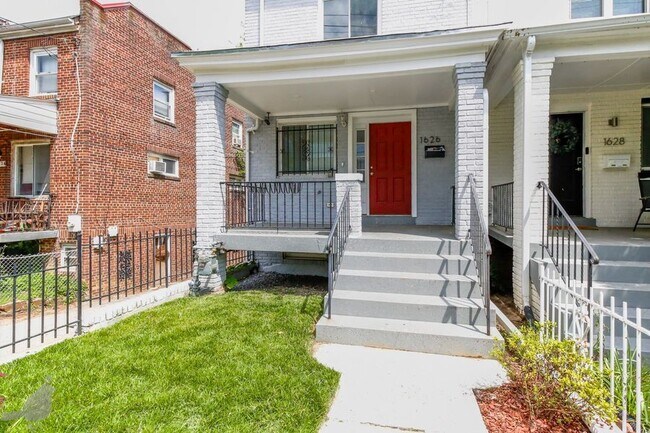 Foto del edificio - Fabulous Row Home Steps from Waterfront & ...