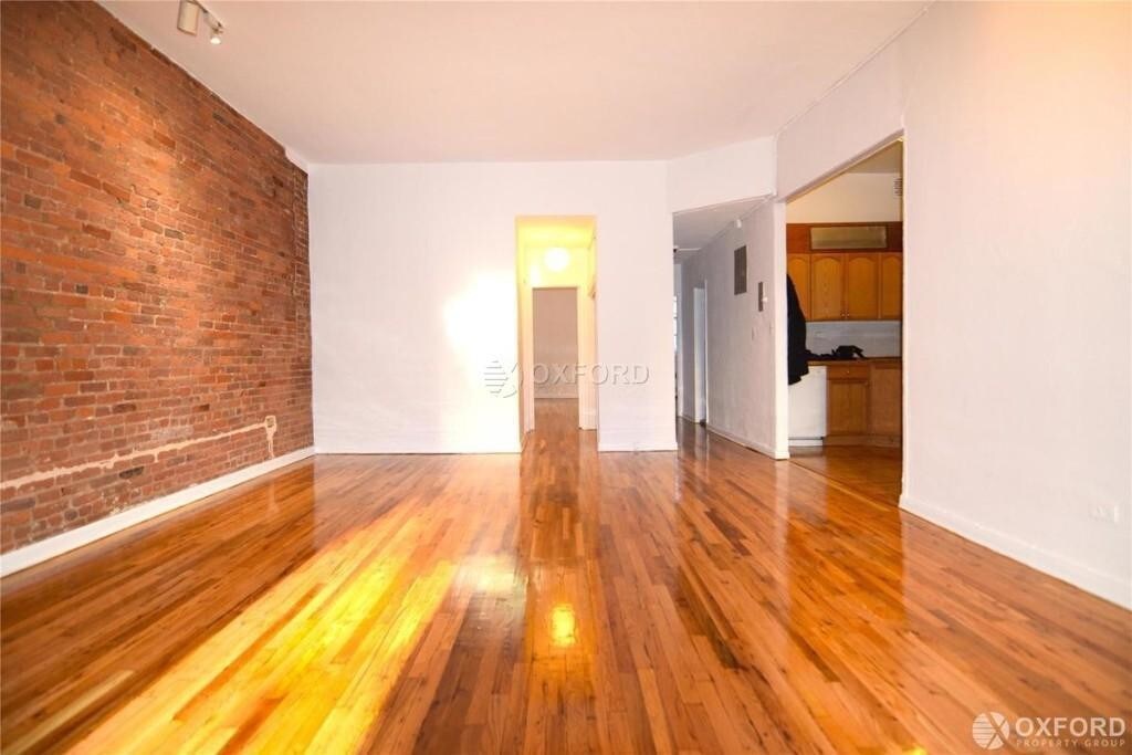 Primary Photo - 328 E 25th St