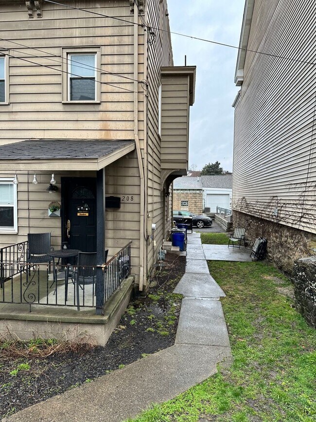 Building Photo - 310 - 208/210 Maple Terrace