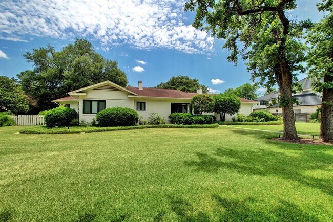 Foto del edificio - 2407 McCullough St