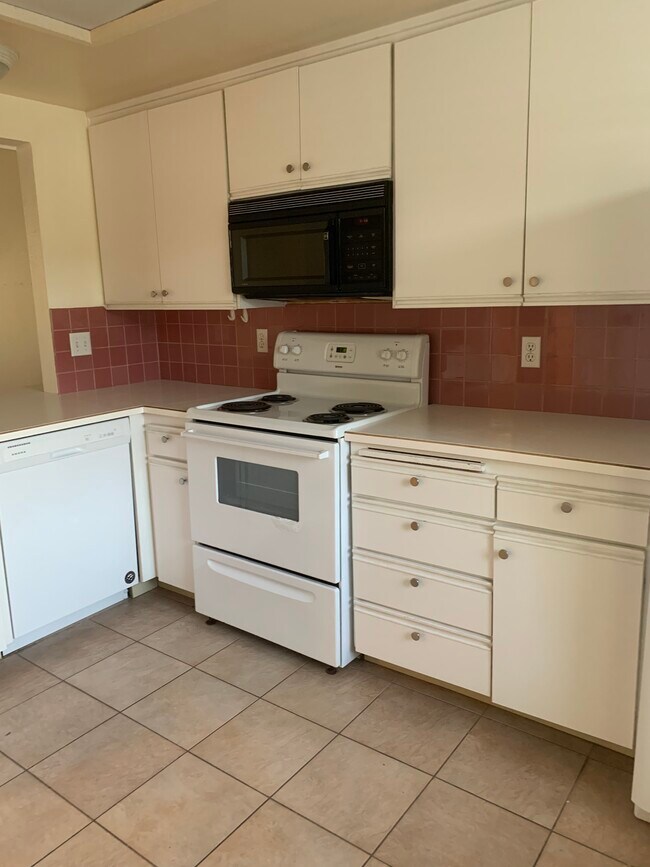 Kitchen with dishwasher, microwave and stackable washer and dryer - 2505 Navarra Dr