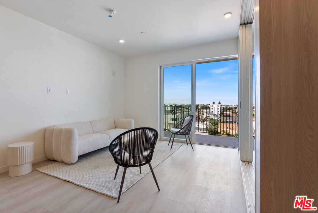 Foto principal - 1124 Normandie Ave