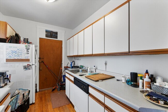 Foto del edificio - 654 W Oakdale Ave