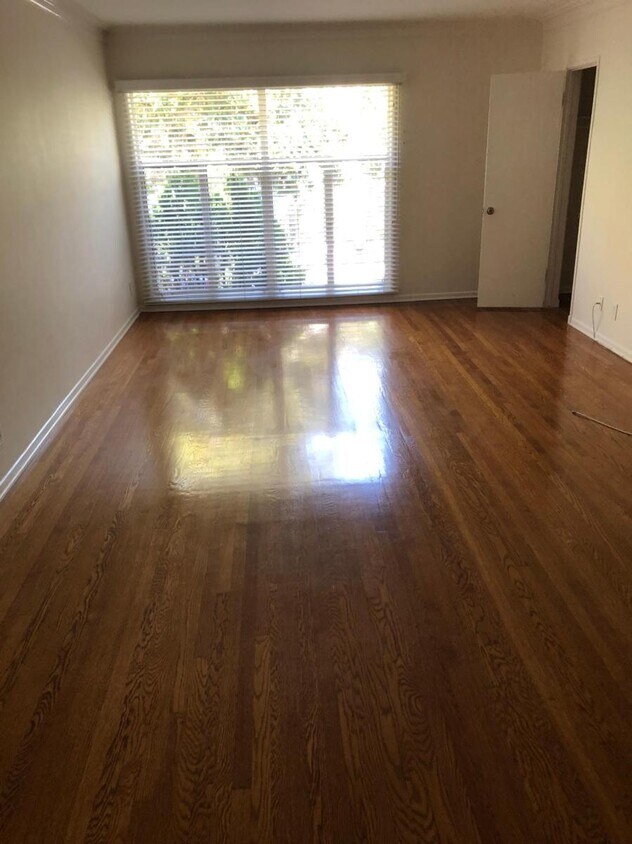Foto principal - 9432 Gregory Way