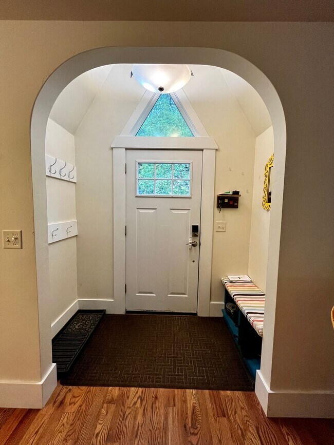 Foto del edificio - Fully Furnished and Fully Stocked Home For Rent Next to Cooper Park in Bozeman