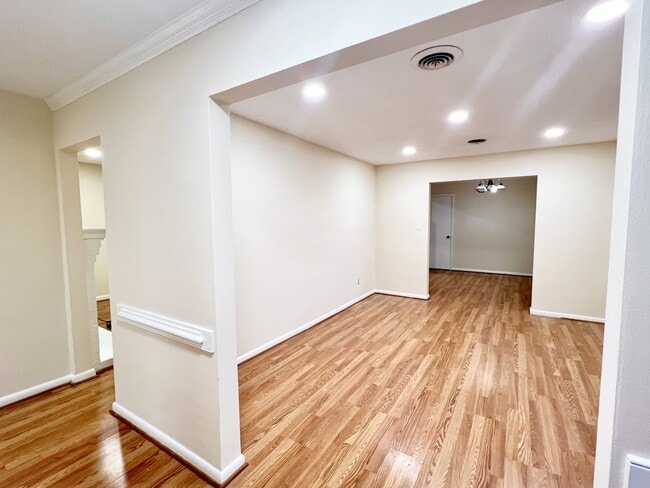 Building Photo - 209 Green Springs Ct