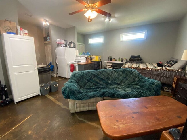 Building Photo - Quiet, Cozy Studio Home Located in York Ne...