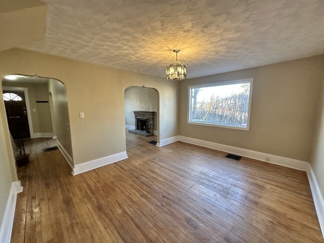 Building Photo - 127-127 Steadman St