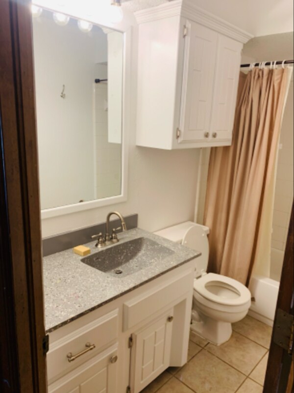 Building Photo - 2412 E Hills Dr