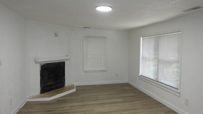 Foto del edificio - Newly rehabbed fully rehabbed 4 bed 2 bath...