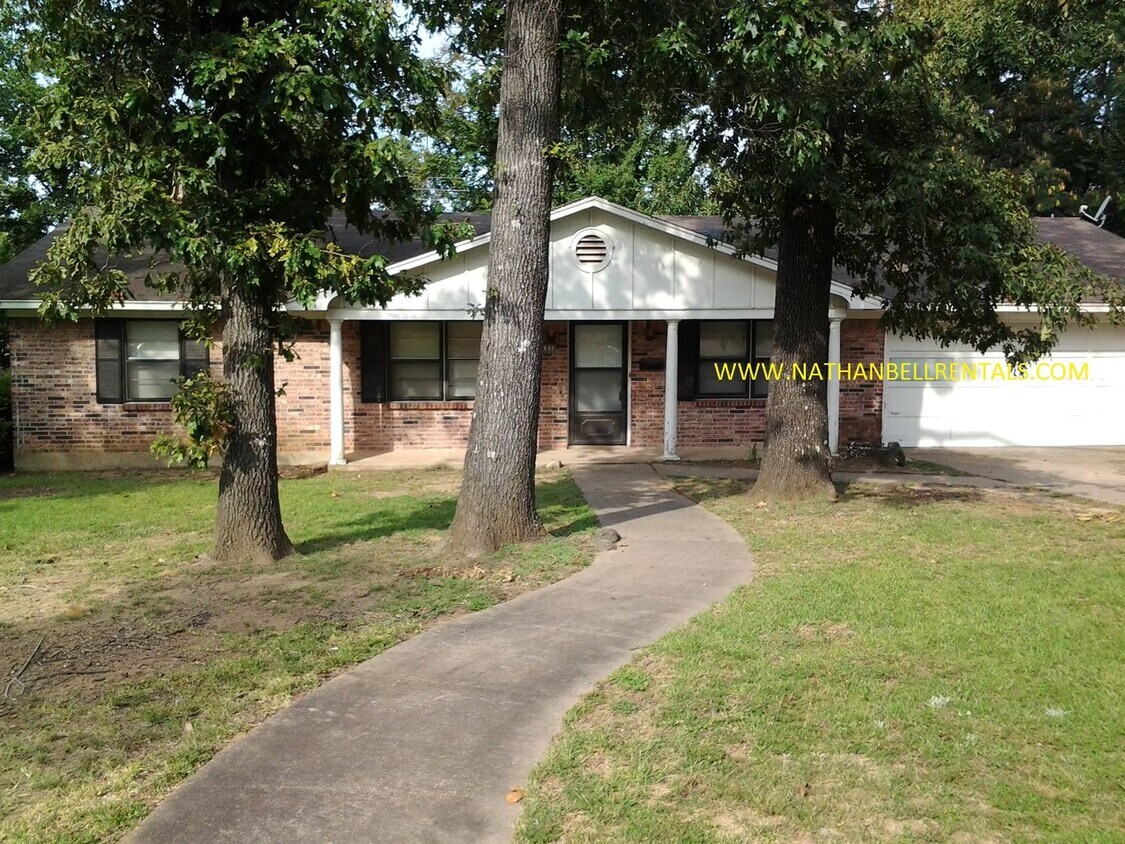 Foto principal - 3 bedroom 2 bath