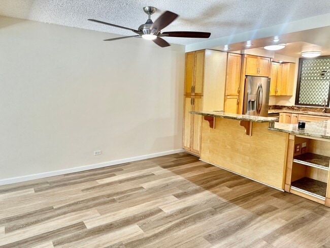 Building Photo - 1 bedroom in Highly Desirable building in Hawaii Kai
