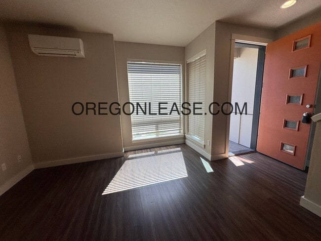 Building Photo - 2 bedroom 2.5 bath townhouse in Cal Young Area