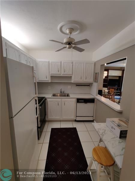 Foto del edificio - 255 S Cypress Rd