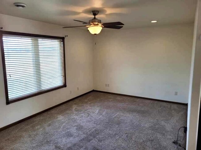 Building Photo - 2 Bedroom 1 Bathroom For Rent In Evansvill...