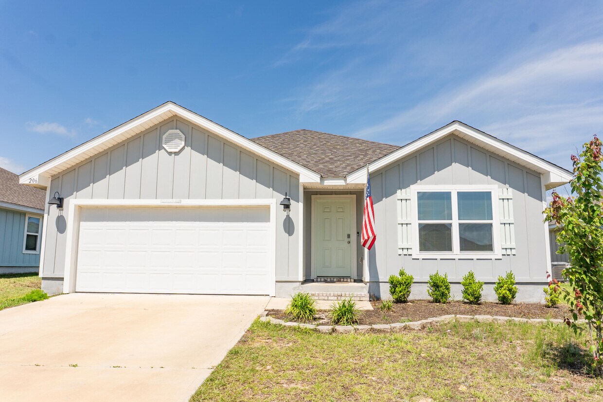 Foto principal - 206 Laurel Hl St