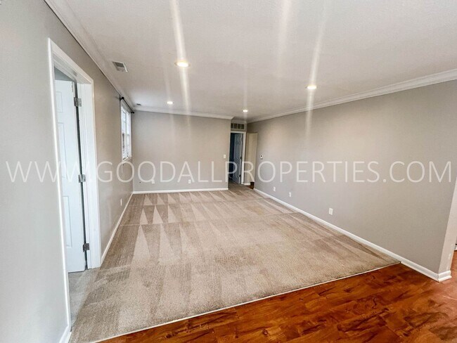 Building Photo - 3 Bedroom 1 Bath Duplex in Clive with fenc...