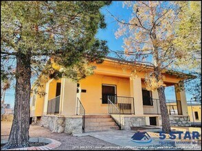 Building Photo - 2526 Yandell Dr
