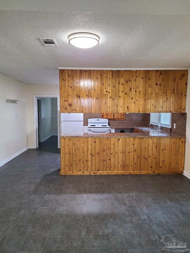 Building Photo - 4421 Bellview Ave