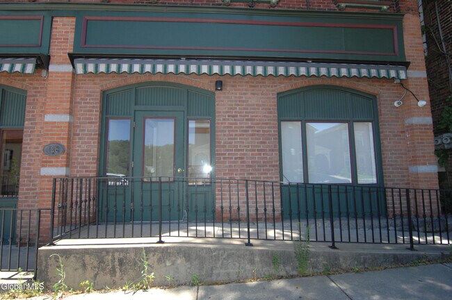 Foto del edificio - 128 Milton Ave