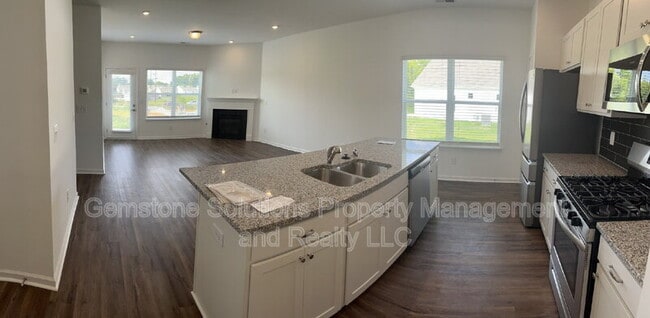 Building Photo - 2213 Zeva Cir