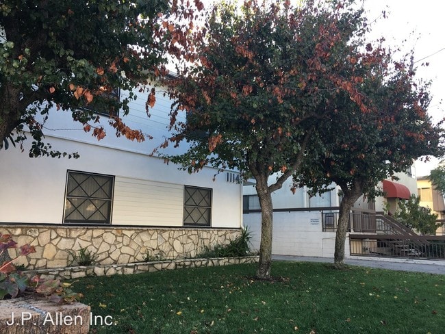 Building Photo - 1114 E Wilson Ave