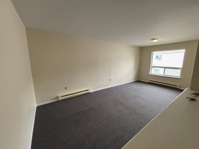 Building Photo - 2 Bed 1 Bath Apartment