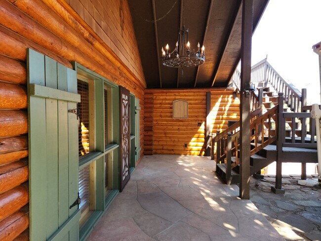 Foto del edificio - Log Cabin ~ 2 Bed / 2 Bath With Garage & R...