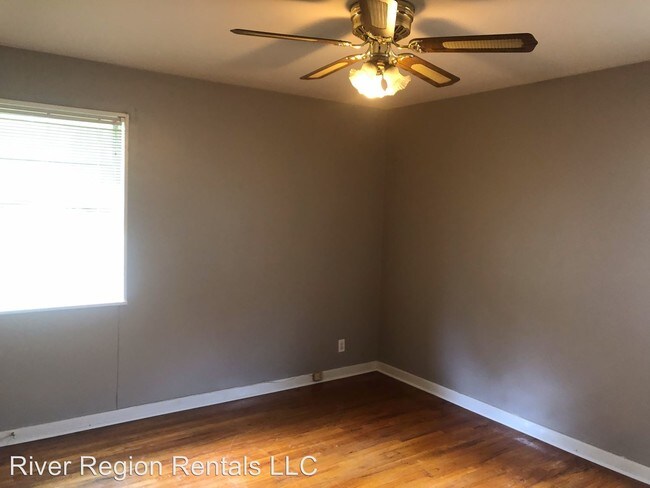 Building Photo - 3 br, 1 bath House - 713 East Patton Avenue
